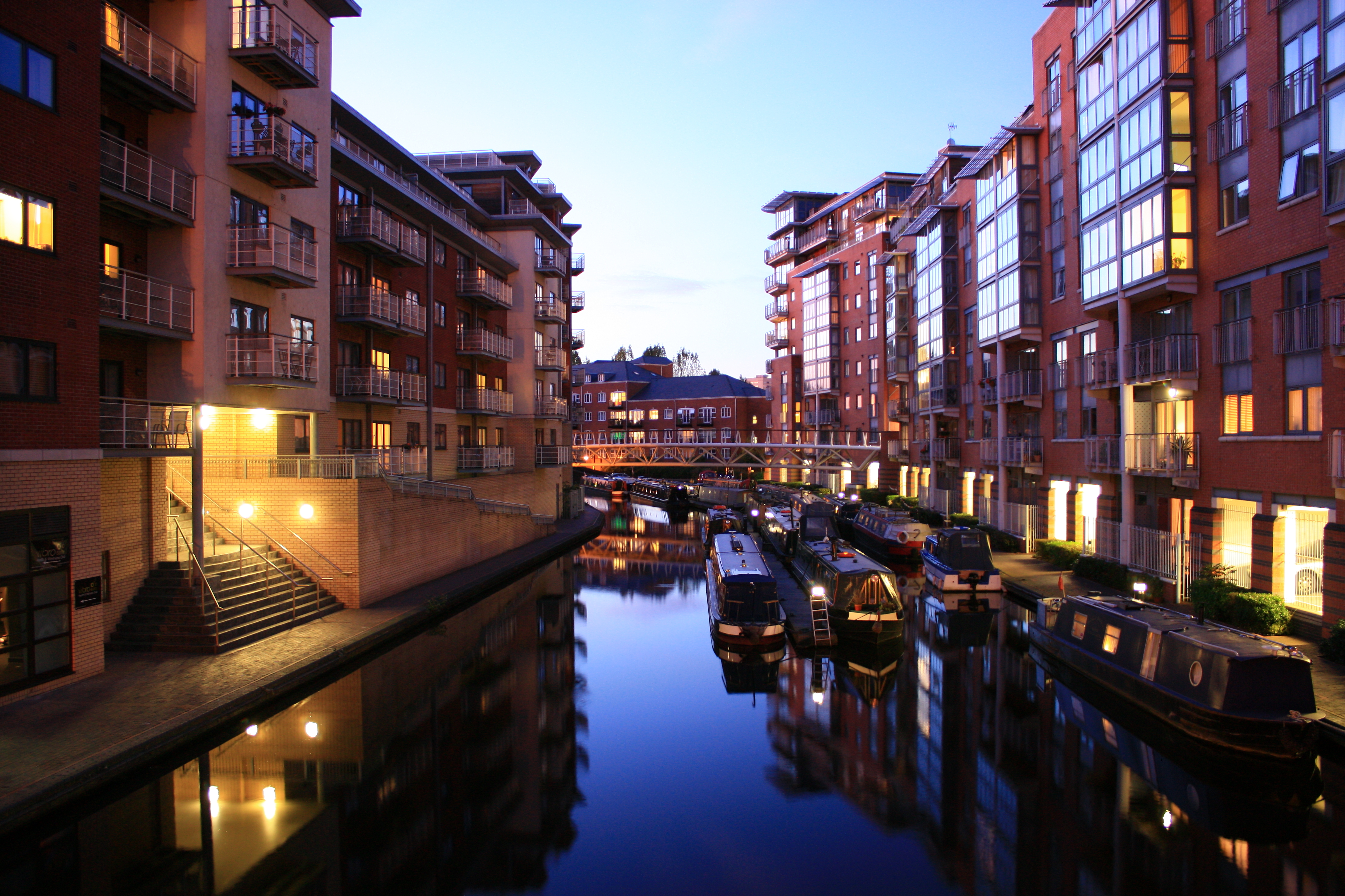 Birmingham_canalside_apartments_at_dusk